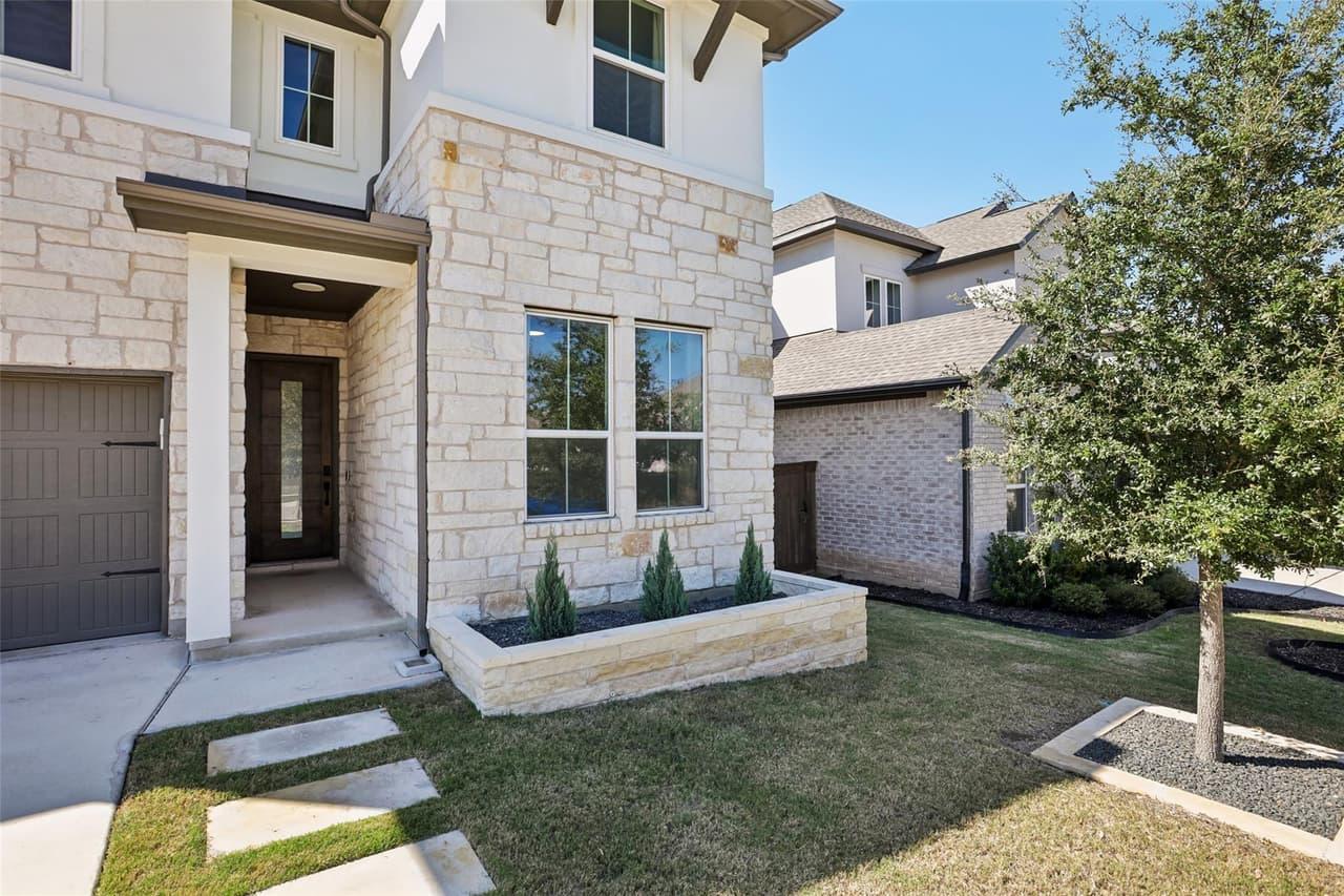 1549  Martin Wells St photo 3