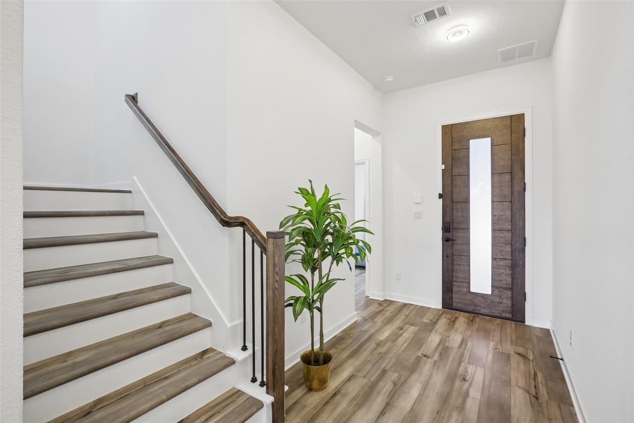 1549  Martin Wells St photo 4