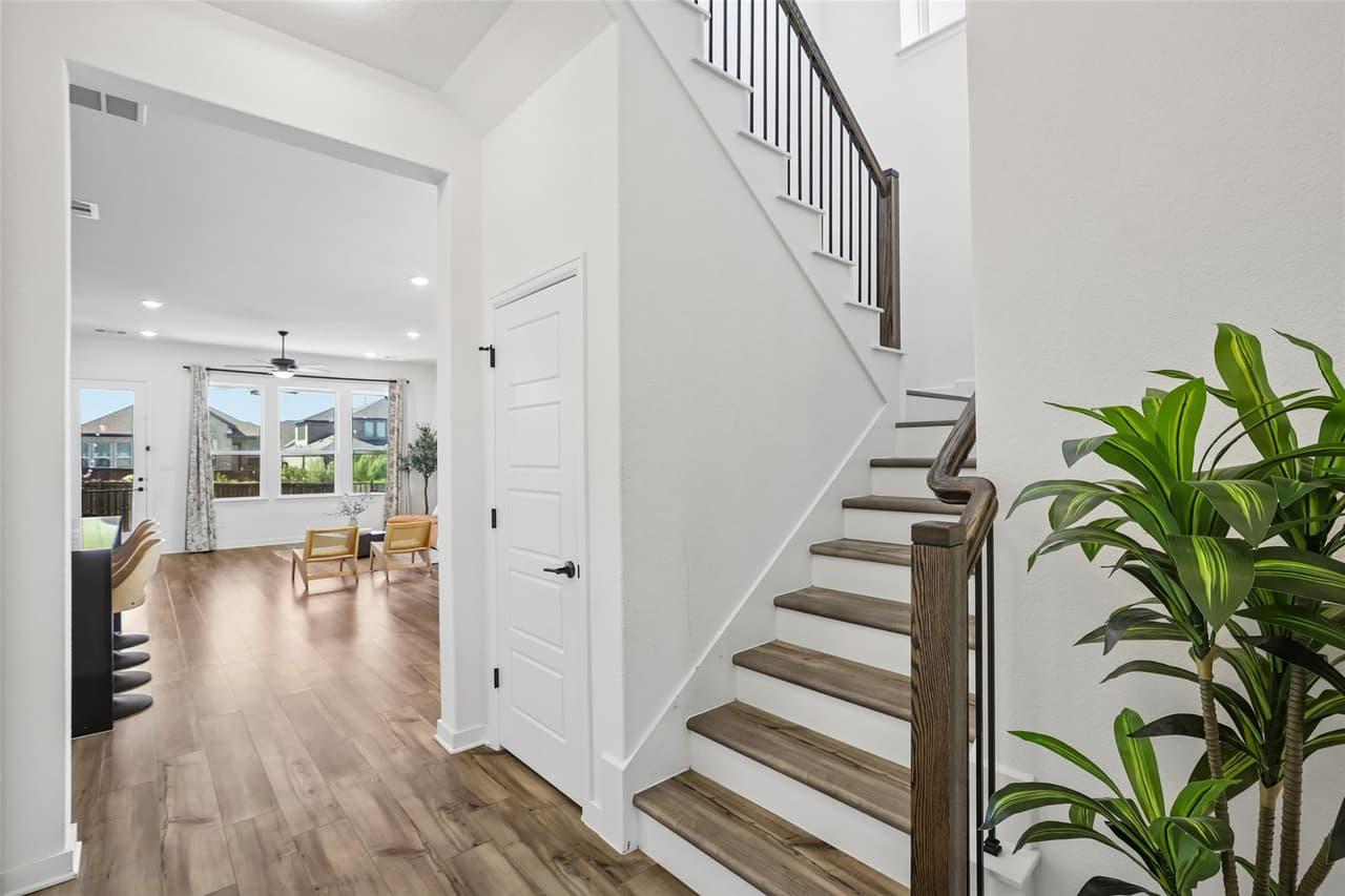 1549  Martin Wells St photo 5