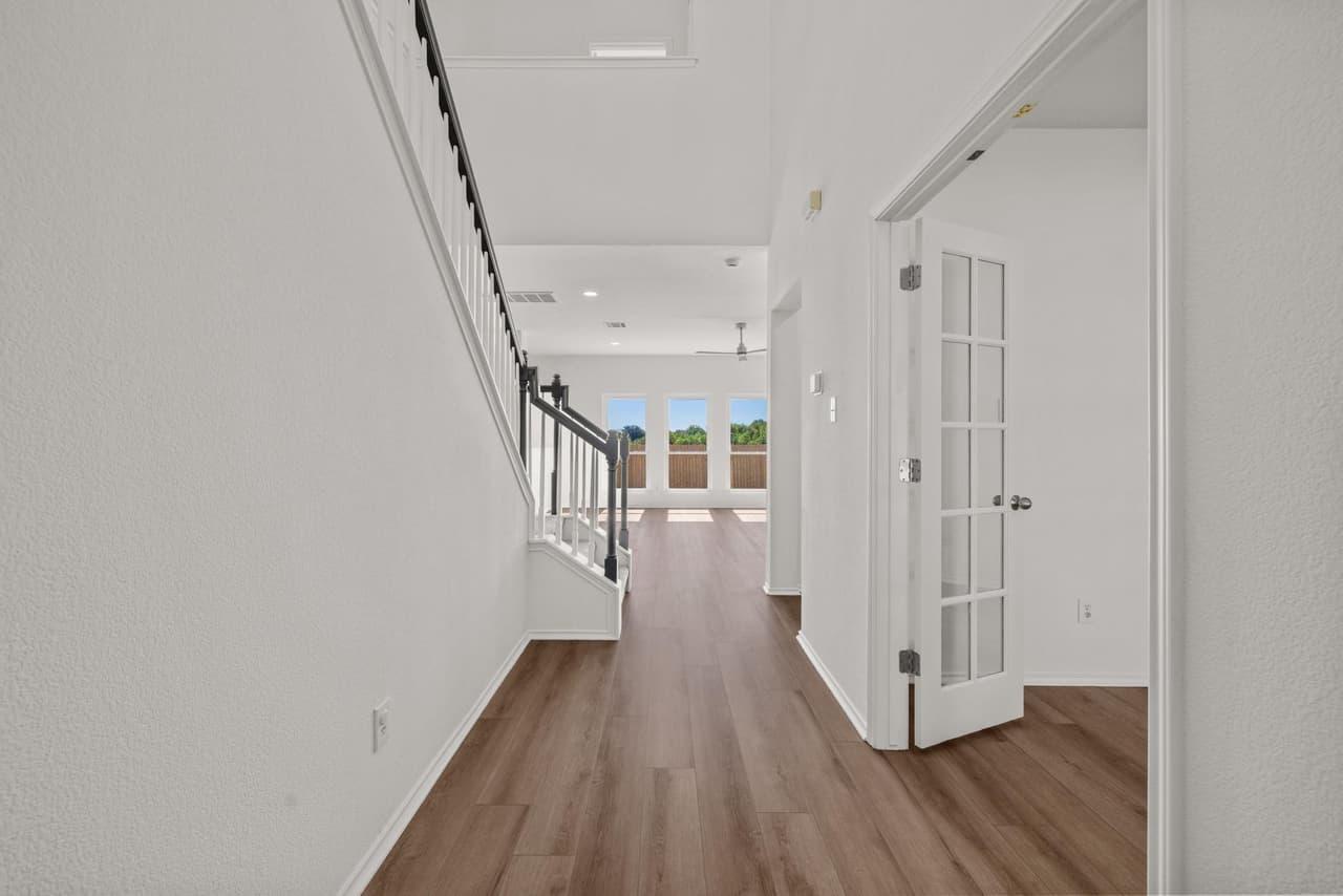 1084  Zeus Cir photo 4