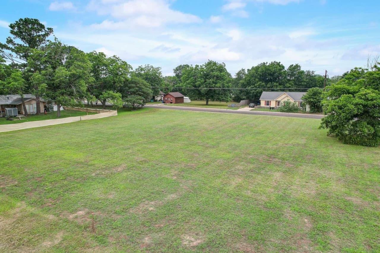2105  Pecan St photo 2