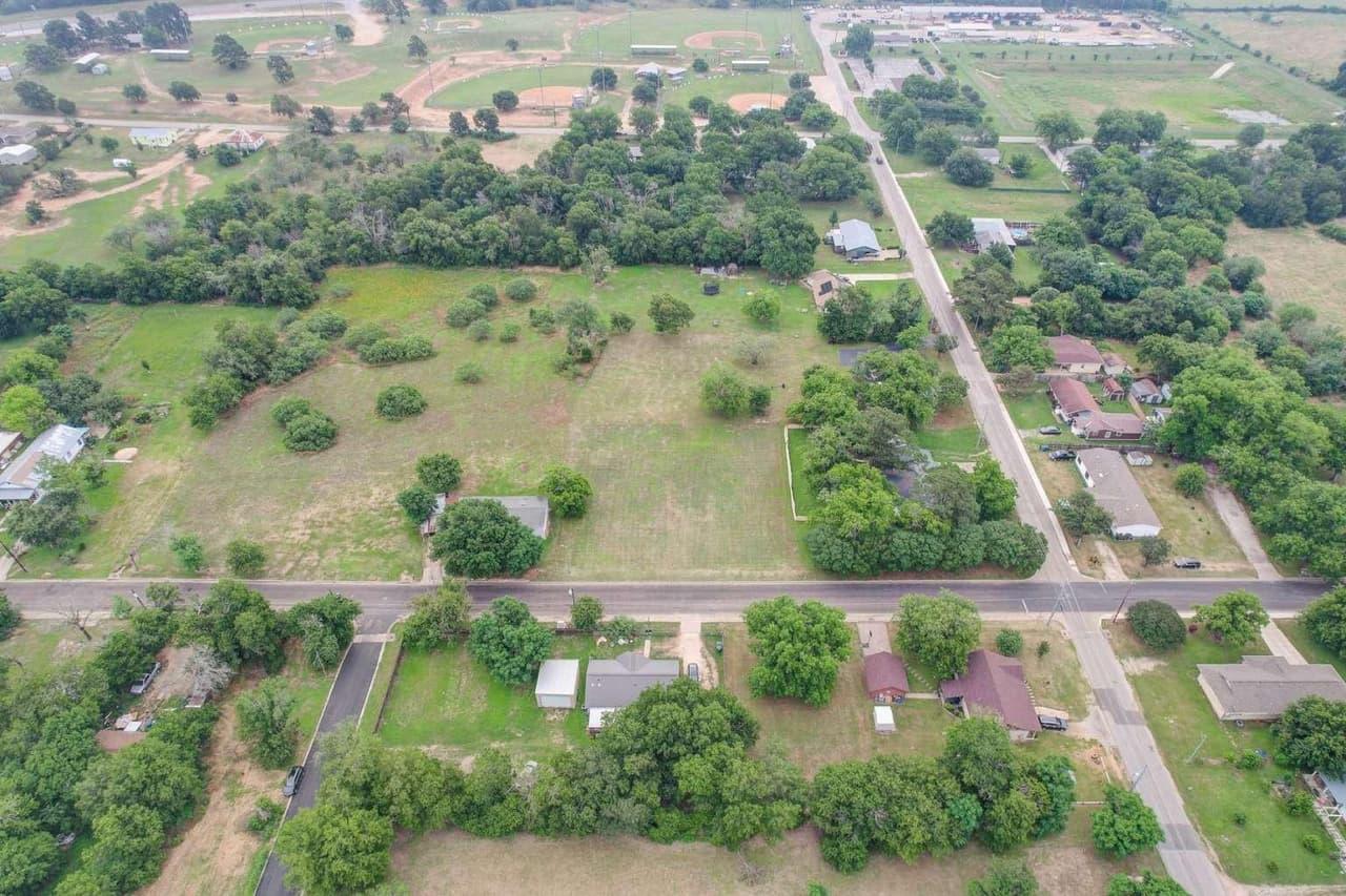 2105  Pecan St photo 4