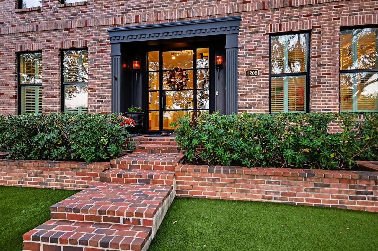 1208  Grosvener Ct photo 2