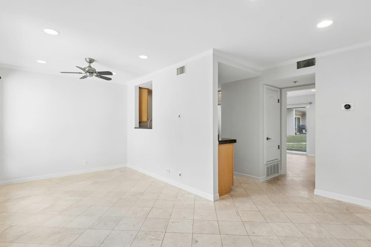 500 E Riverside Dr  #114 photo 4