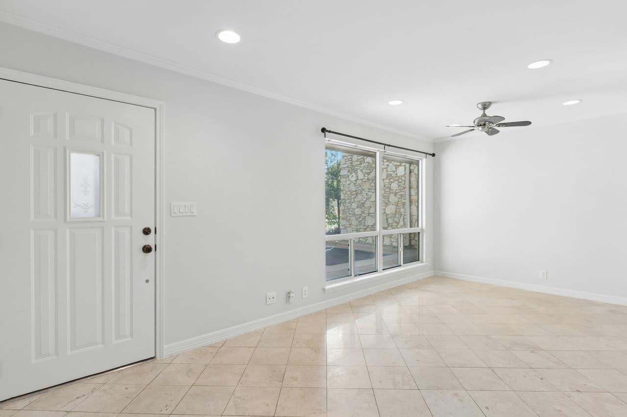500 E Riverside Dr  #114 photo 5