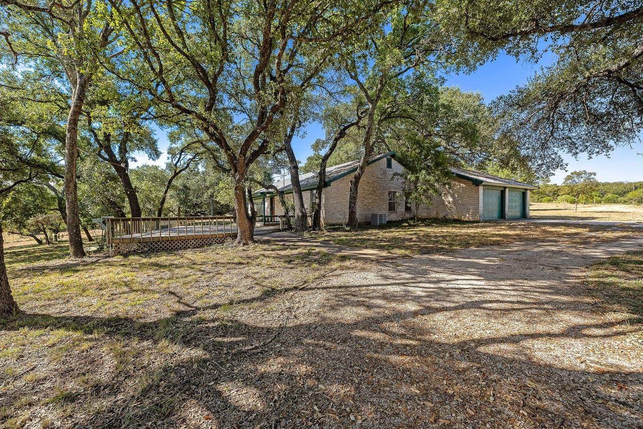305  Hidden Oaks Ln photo 3