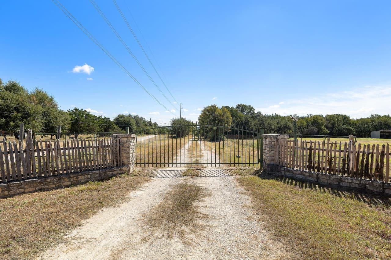 305  Hidden Oaks Ln photo 5