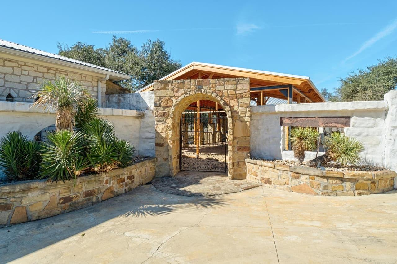 340  Barton Ranch Rd photo 2